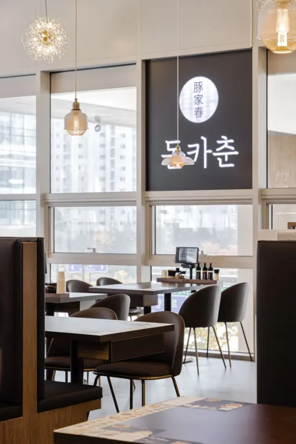 시티뷰와 세련된 조명의 모던 돈까스 전문점